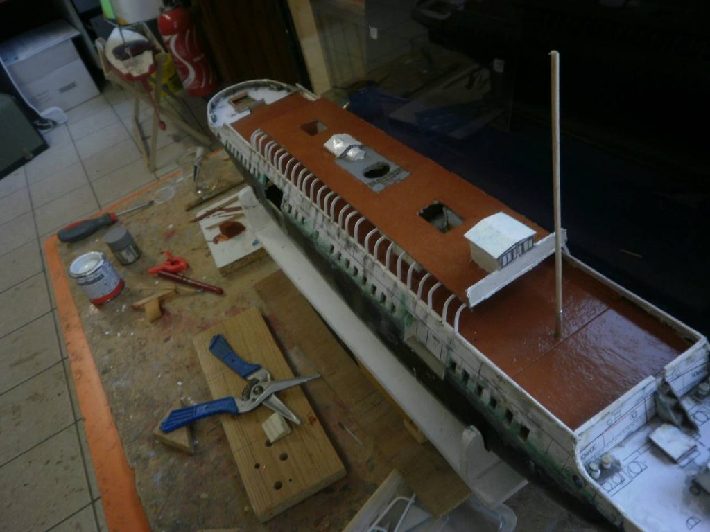 Installation de la cheminée et mise en peinture des ponts.