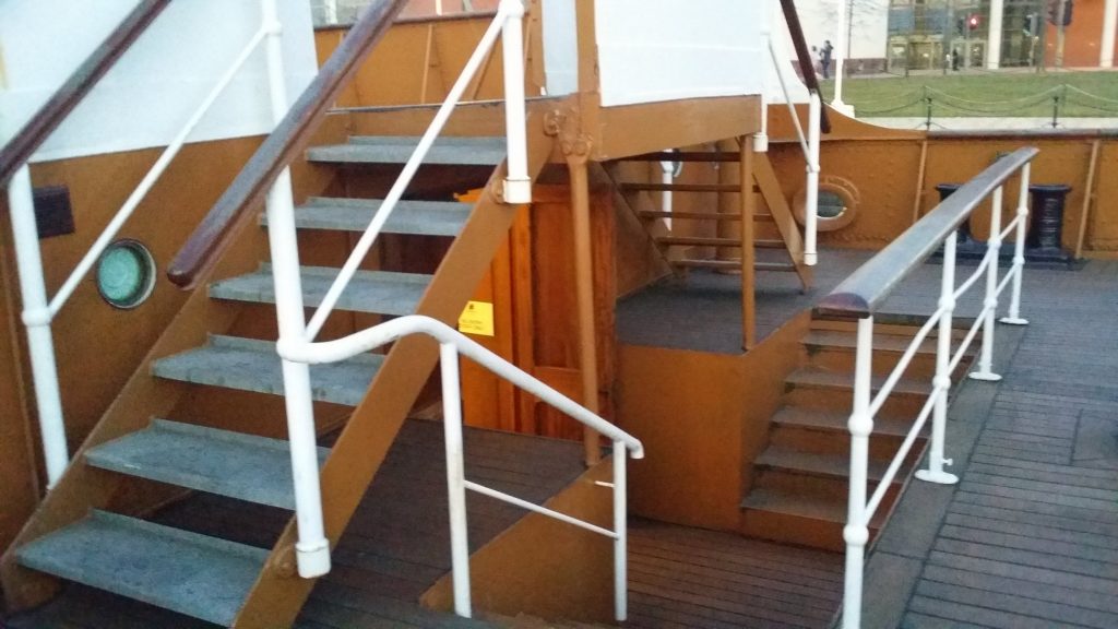 Vue de près de l'escalier.