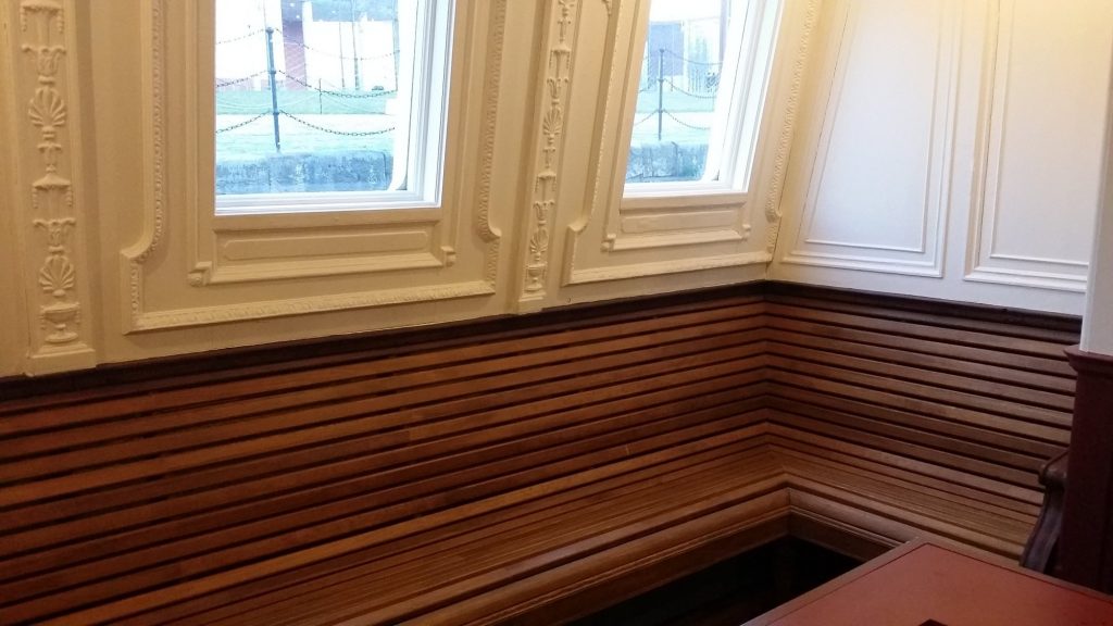 Vue de bancs intérieurs.