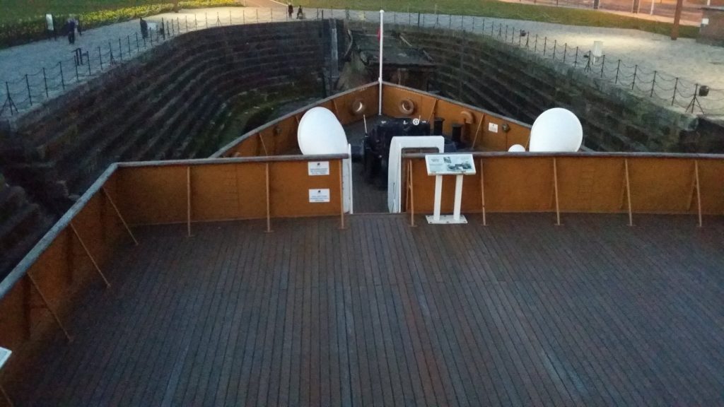 Vue de la proue du Nomadic depuis la passerelle.