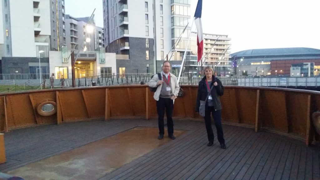 Deux personnes posent à la poupe du navire.