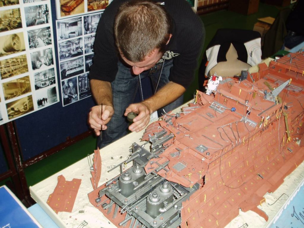 Un homme travaille à une maquette de l'épave.