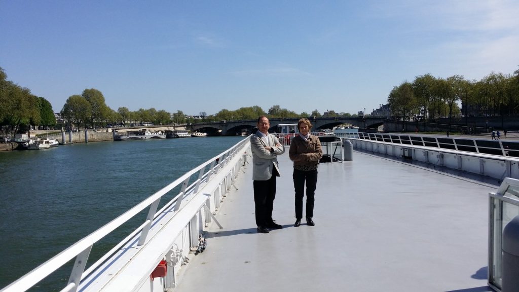 Un homme et une femme posent sur le pont du bateau-mouche