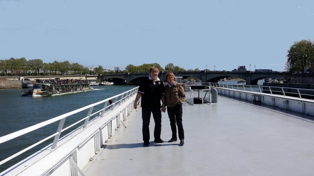 Un homme et une femme posent sur le pont du bateau-mouche