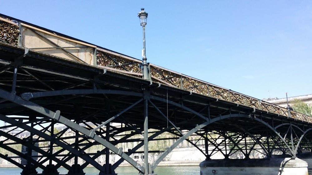 Le pont des Arts chargé de milliers de porte-clés