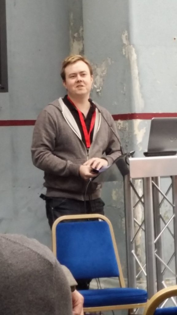 Un homme donne une conférence