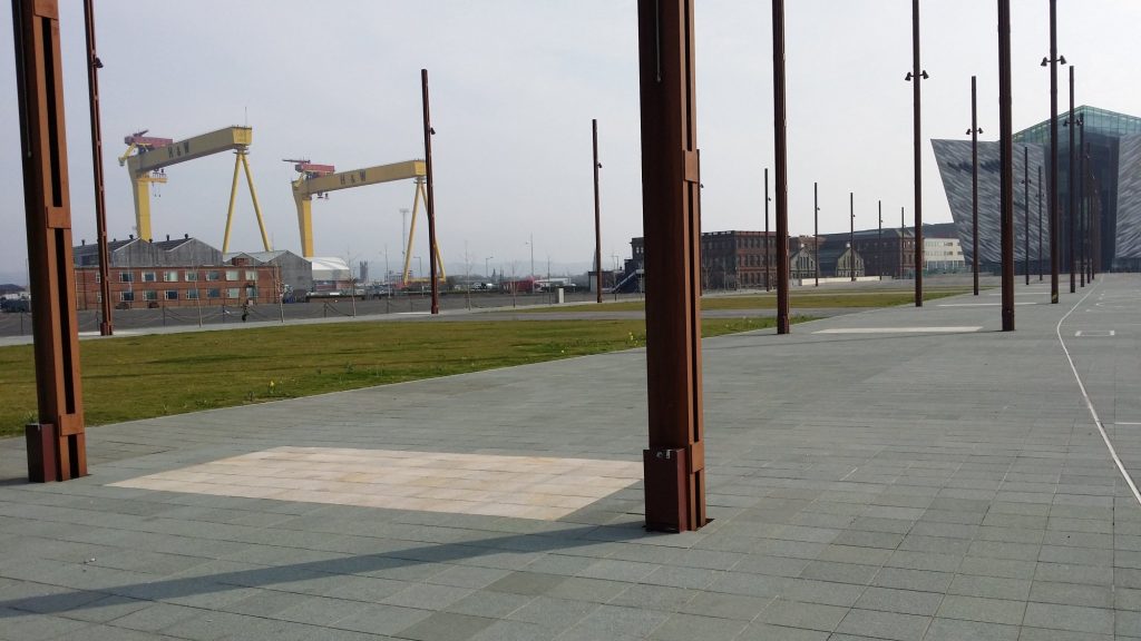 Vue de la slipway depuis le sol, avec au loin deux grandes grues jaunes.