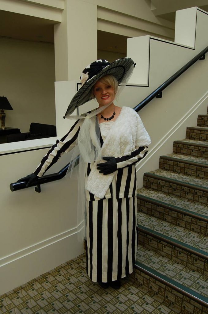 Sophia Dickinson en costume d'époque