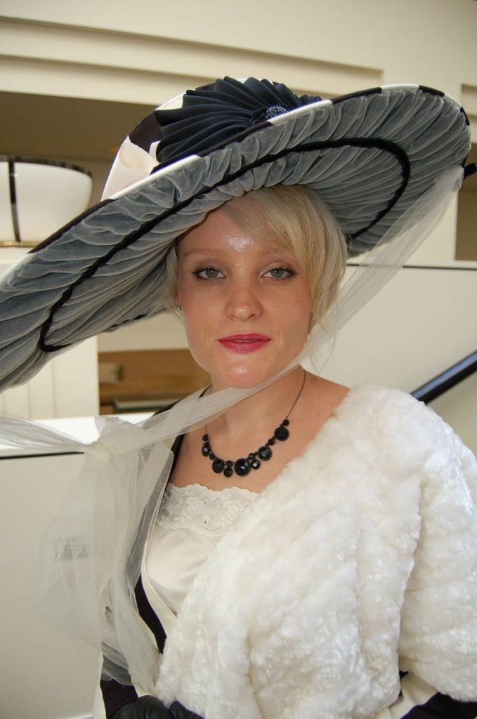 Sophia Dickinson en costume d'époque