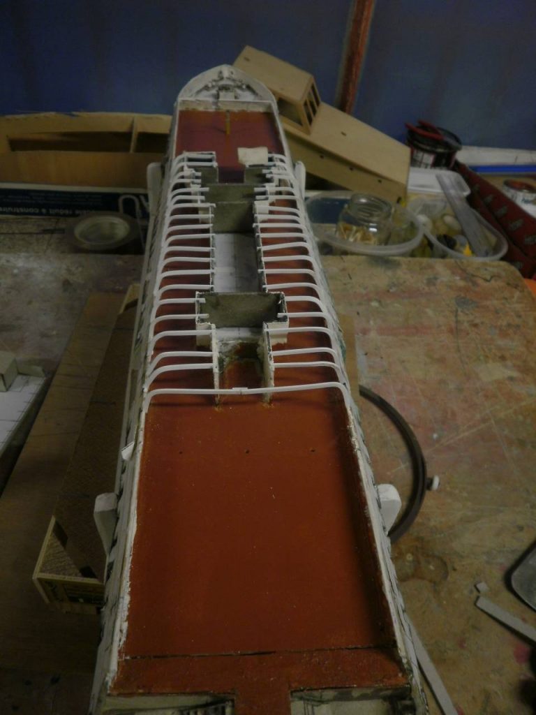 Installation de la cheminée et mise en peinture des ponts.