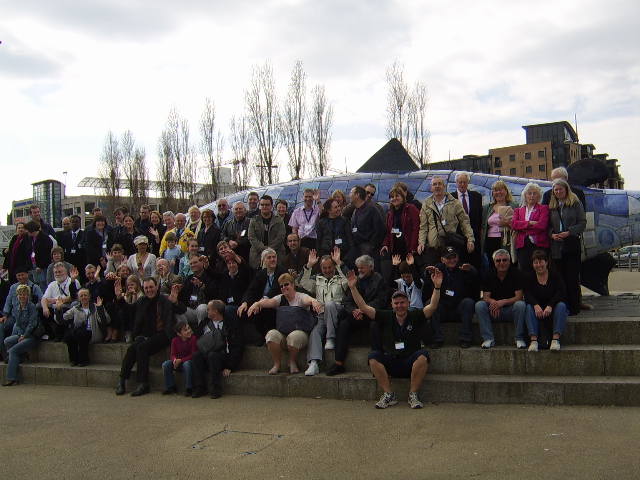 Un groupe pose sur des marches.
