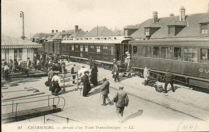 Arrivée d'un train à la gare maritime de Cherbourg.