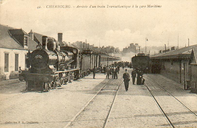 Arrivée d'un train à la gare maritime de Cherbourg.