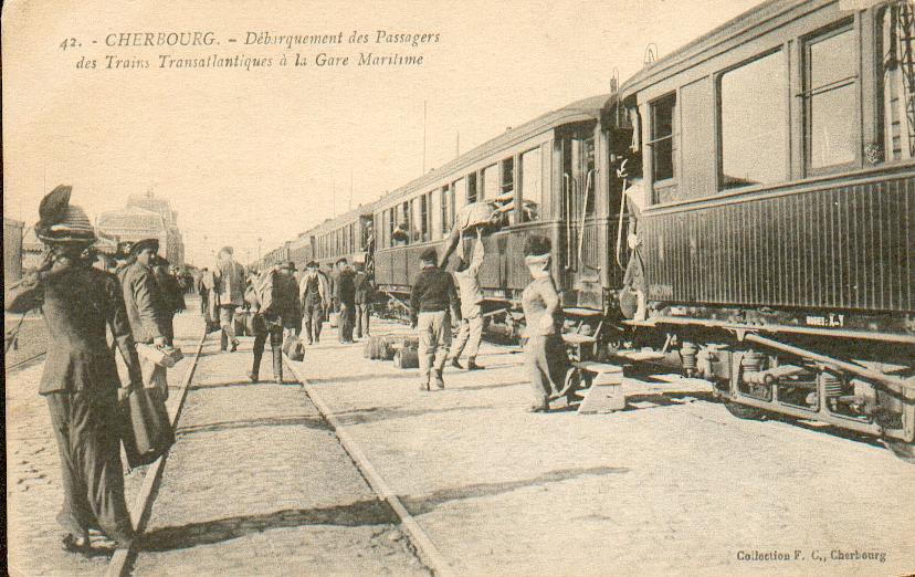 Carte postale représentant des gens débarquant d'un train de luxe à Cherbourg.