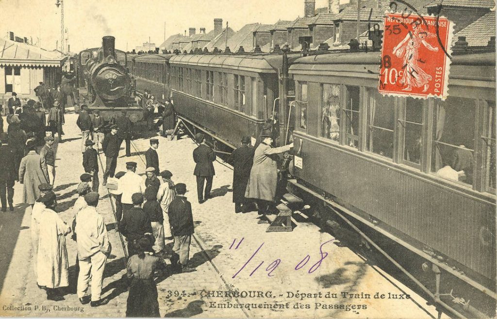 Carte postale représentant des gens embarquant dans un train de luxe à Cherbourg.