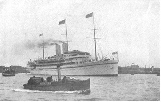 Le SS Medina en 1911, peu après sa construction. Au cours de ce voyage se trouvait à bord le Roi George V. En 1912, Bride travailla à son bord comme télégraphiste (collection Günter Bäbler, D714e).
