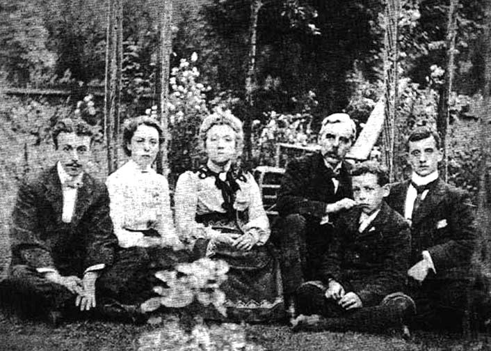 Harold Bride photographié avec sa famille le 22 septembre 1904. De gauche à droite, son frère Frank, sa sœur Marie, sa mère surnommée Polly, son père Arthur, lui-même à l’âge de 14 ans, son frère Edwin surnommé Tom (collection Norma D. Free).