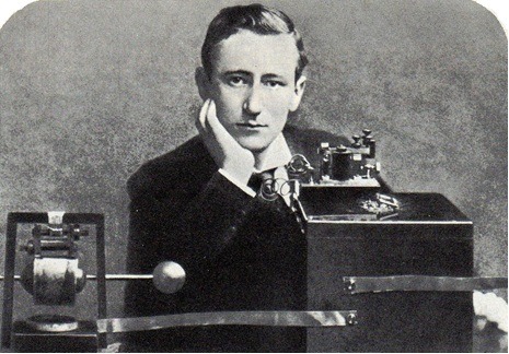 Portrait de Guglielmo Marconi devant son invention l’appareil à TSF (collection privée)