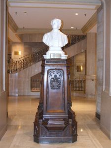 Lire la suite à propos de l’article Paul Chevré : photos du buste de sir Wilfrid Laurier