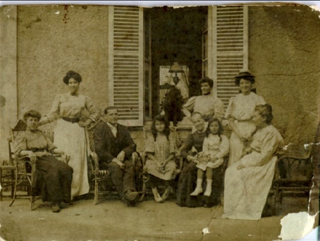 Berthe vers 1905 à Charentilly (Touraine), chez les Leroy ; photo famille Leroy.