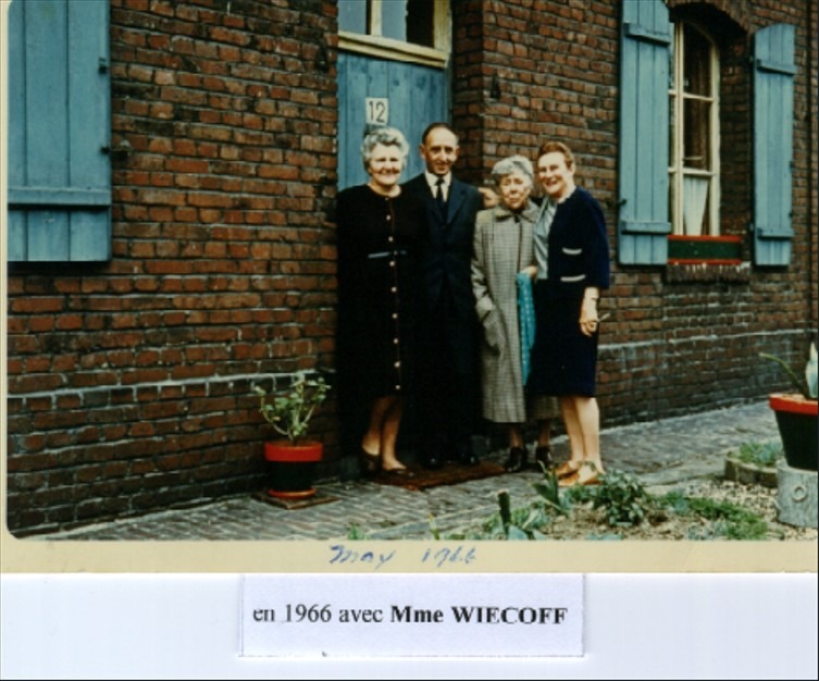 Berthe et son amie Mme Wiecoff en mai 1966.