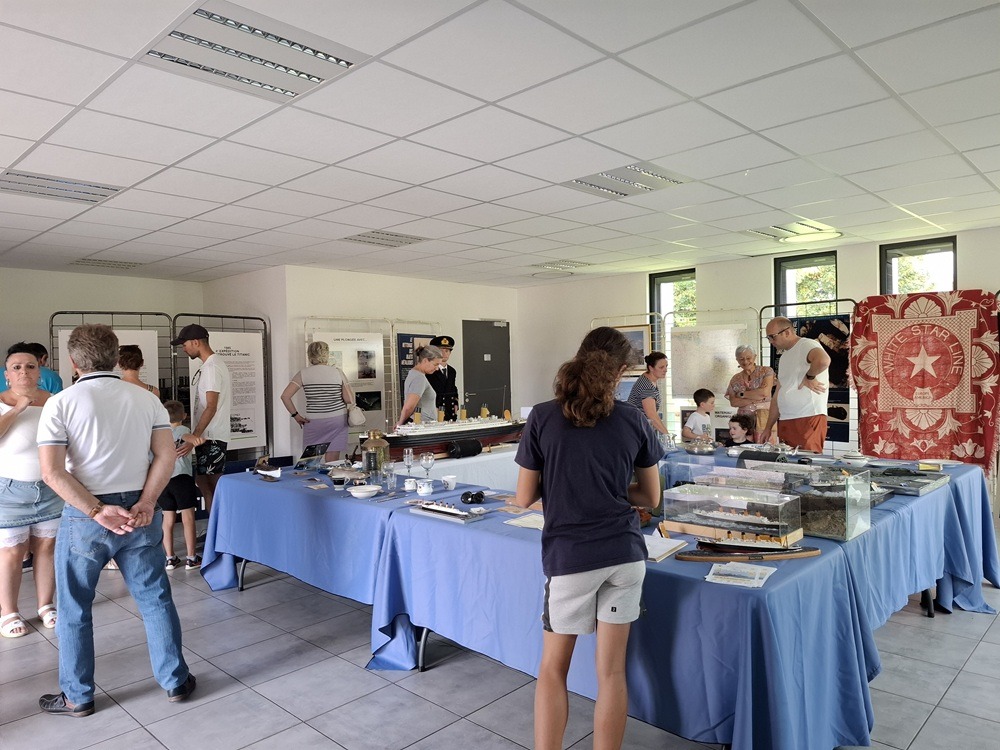 La salle d'exposition, bien fréquentée !