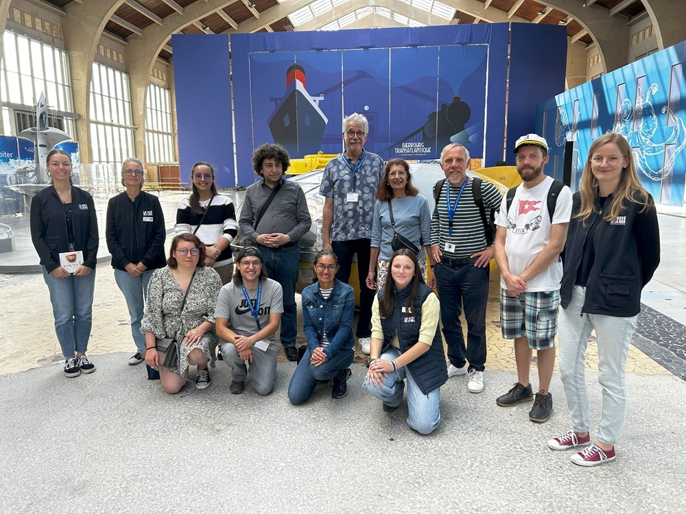Notre groupe prend la pose dans le hall de la cité de la Mer, avec le personnel très accueillant de la médiathèque.
