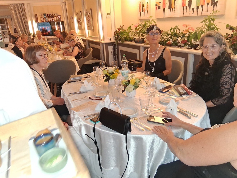 Les convives lors du repas : pour une partie de l'assistance, les tenues d'époque sont au rendez-vous !