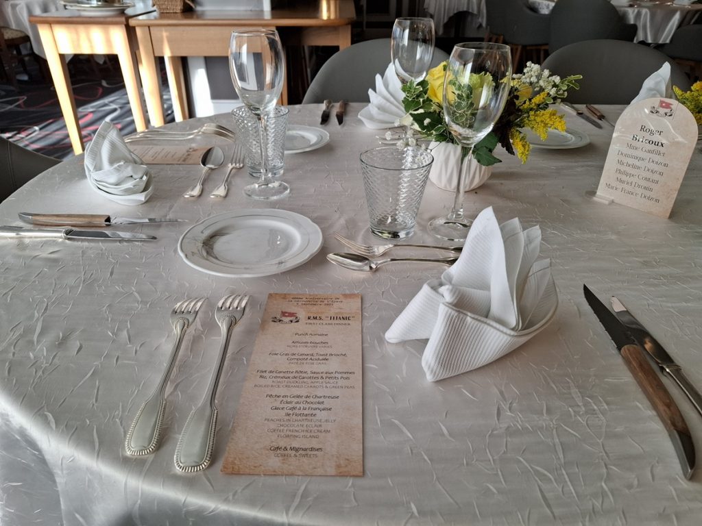 Une table, avec un menu inspiré de ceux du Titanic et, pour le plan de table, le nom d'un des Français présents à bord.