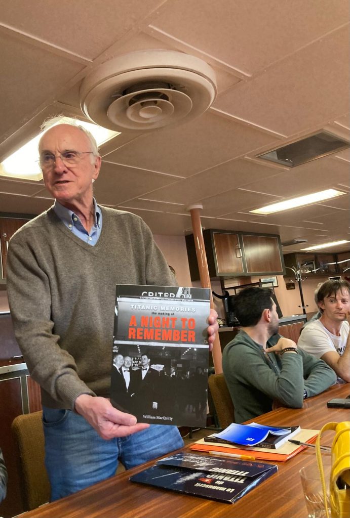 Francois présente un livre sur le film A Night to Remember, pendant l'Assemblée générale.