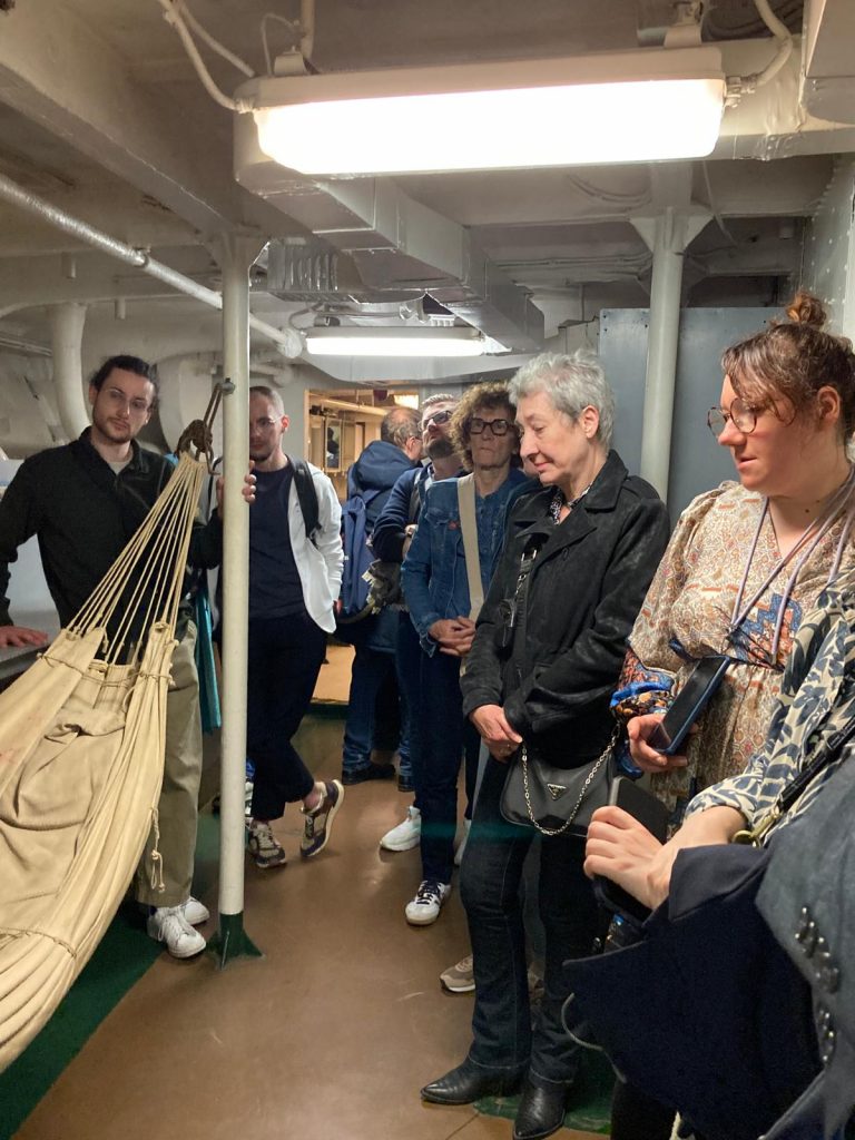 Le confort du dortoir du Maillé-Brézé laisse nos membres dubitatifs.