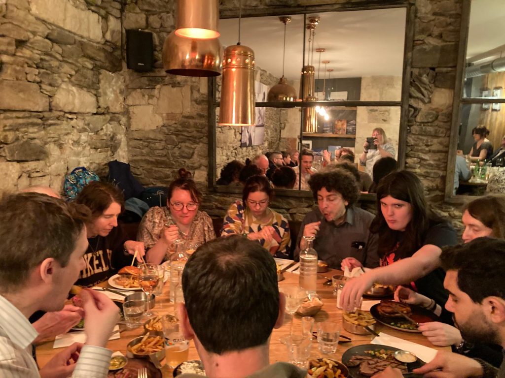 En AG, on mange beaucoup : le président donne l'exemple.